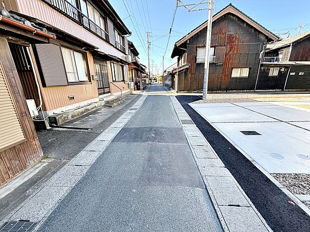 前面道路:南西側約3.6m幅。前面は車通りの少ない道路。お車の出し入れが苦手な方も安心ですね。