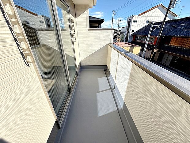 【バルコニー】 陽当たり良好で、晴れた日には洗濯物がカラッと乾きますね