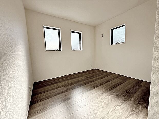 【洋室5.75帖】 2面採光で、晴れの日の日中はいつも明るい室内に。窓を開放すれば気持ちの良い風が入ります。 