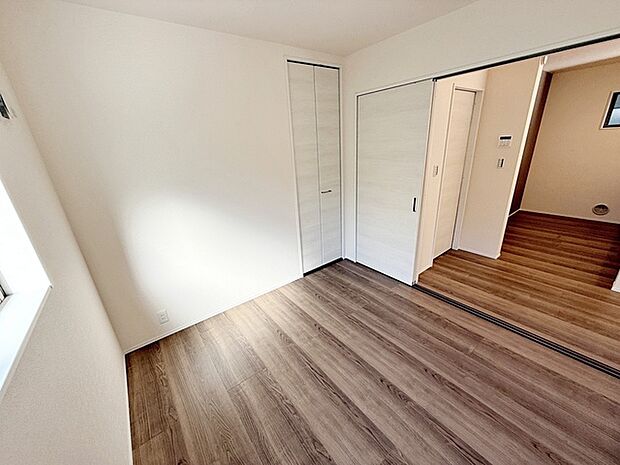 【洋室4.5帖】 リビングと続き間の洋室。オープンにして大空間にしたり、クローゼットもあるので個室として使用することもでき便利です。 