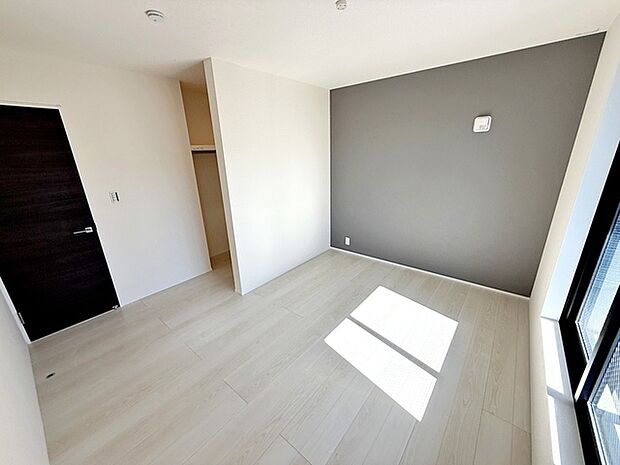 【洋室7帖】 キングサイズのベッドも置ける7.0帖のゆとりある主寝室。光も取り入れやすく明るい空間になっています。 