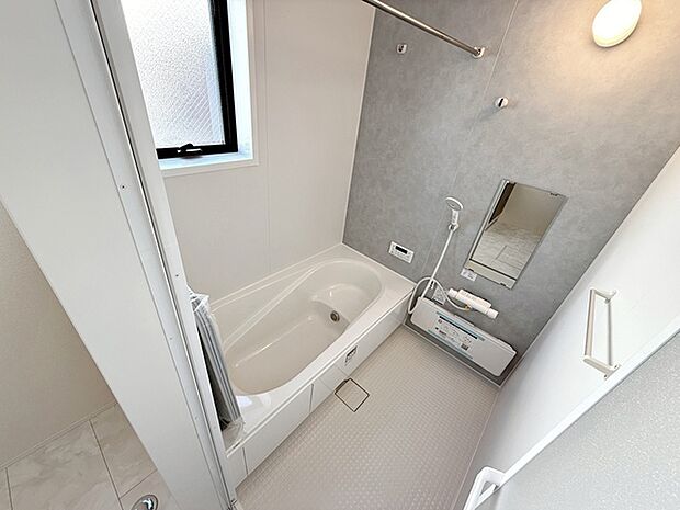 【浴室】 浴室は1坪タイプで親子一緒に入浴しても広くご利用できます!ステップ付きの浴槽は節水効果も。