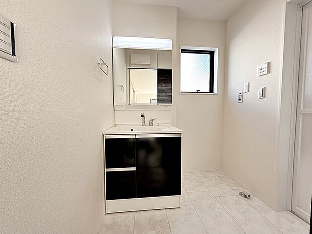 【洗面台】 洗面台の三面鏡の裏には収納があるので、見られたくないものの収納に便利 