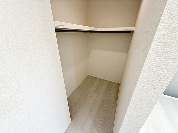 【ウォークインクローゼット】 WICは洋服、帽子、バッグなど全て収納可能！お部屋がスッキリ整理整頓できます！ 