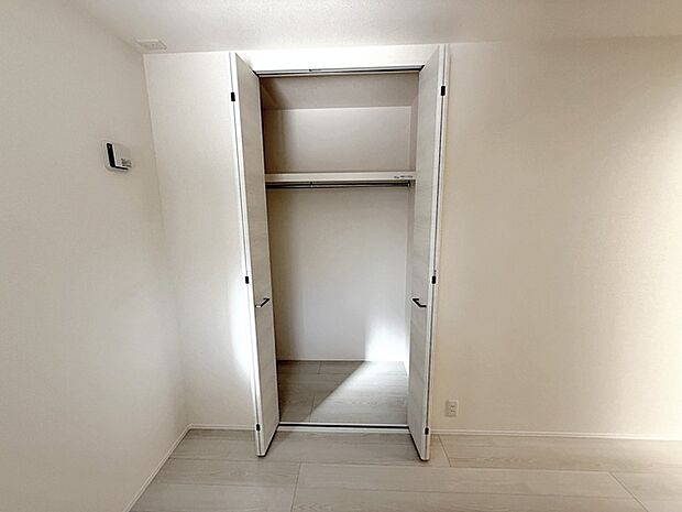 壁面クローゼットがあればタンスを置く必要がなく、出っ張りのないスッキリ空間を維持できます。  