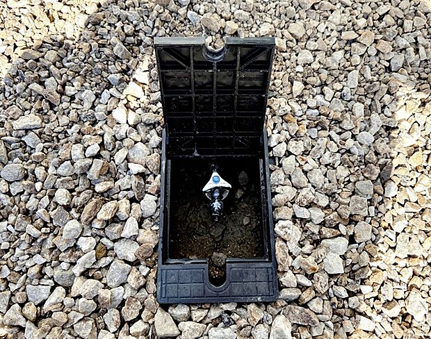 玄関横には立水栓が設置されています！お庭の水撒き、洗車、お掃除、お子様の水遊びなど便利です！ 