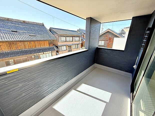 【バルコニー】 屋根のあるインナータイプのバルコニーだから、急な雨でも洗濯物が濡れにくくて安心