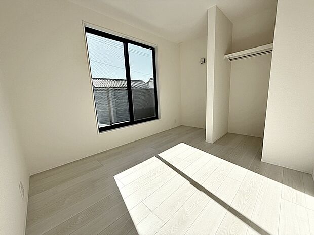 【洋室5.06帖】 バルコニーに続く大きな窓があり、洗濯物やお布団などをそのまま部屋に取り込むことができます。