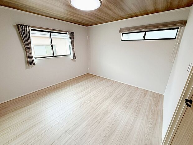 【洋室8帖】 2階主寝室にはウォークインクローゼットが付いており、お部屋を最大限広くご活用いただけます。 