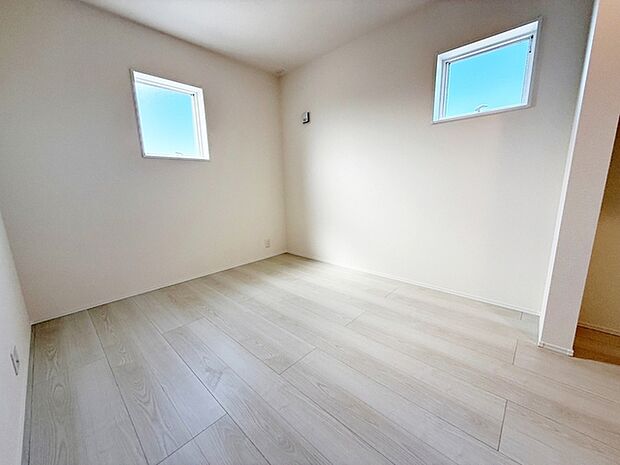 【洋室5.06帖】 腰窓で机や家具の配置がしやすい洋室5.06帖。子供部屋や書斎にもオススメです！ 