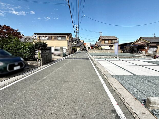 前面道路：南西側約5.8ｍ幅。通行や駐車の際に余裕がある広さです。運転が苦手な方でもラクラク！ 