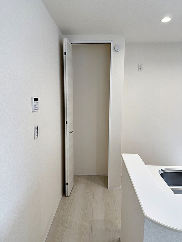 【キッチン収納】 食料品や飲料類など災害用の食料品等をストックする事ができるパントリー 