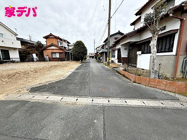 前面道路は車通り少ないのでお子様も安心して暮らせる環境です