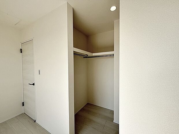 【ウォークインクローゼット】 WICは洋服、帽子、バッグなど全て収納可能！お部屋がスッキリ整理整頓できます！ 