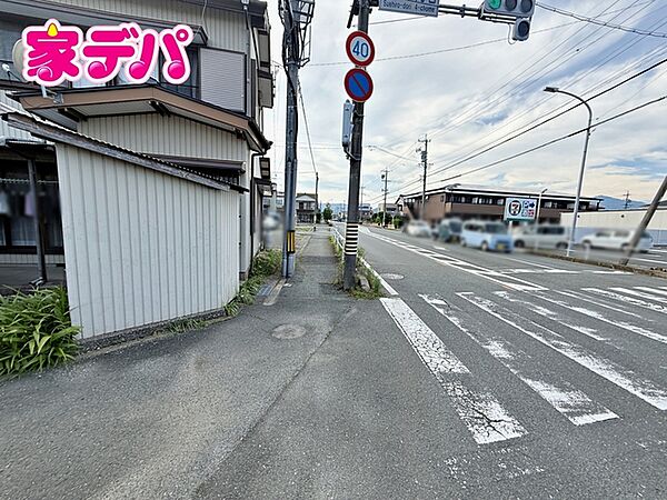 前面道路：北東側約10ｍ幅