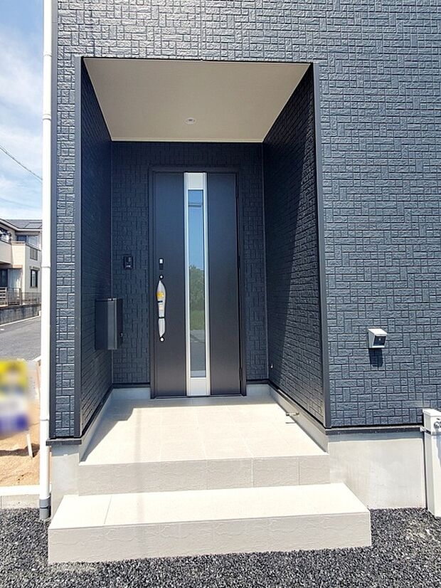 【玄関】 雨の日の出入りも濡れにくい玄関ポーチ