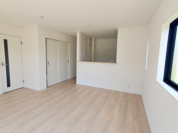 【リビング16.7帖】 ご家族みんながゆったりくつろげる広々リビングは明るい陽射しがさしこみます