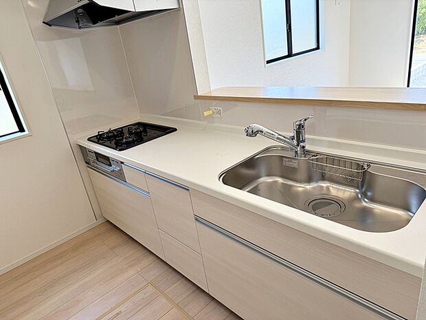 【キッチン】 リビングで遊んでいるお子様を見ながらお料理ができ、子育て中のパパママにも安心の設計です!