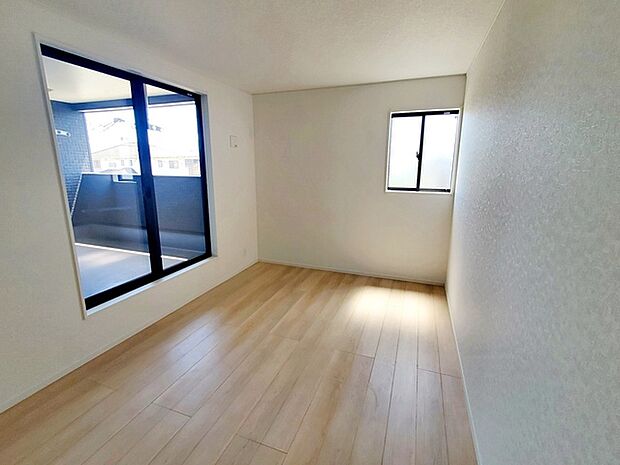 【洋室7.7帖】 キングサイズのベッドも置ける7.7帖のゆとりある主寝室。光も取り入れやすく明るい空間になっています。