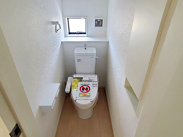 【トイレ】 1、2階共にシャワー機能付!小窓が付いている為換気もスッキリして頂けます。