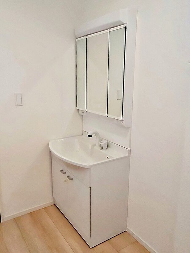 【洗面台】 洗面台の三面鏡の裏には収納があるので、見られたくないものの収納に便利