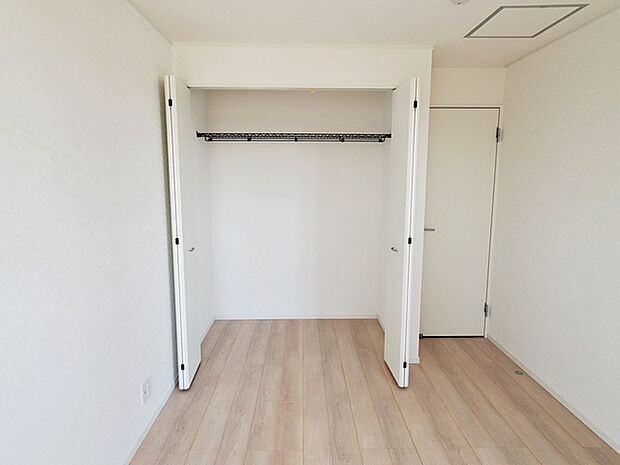 【クローゼット】 全居室に収納が完備されています。衣類や雑貨、子供のおもちゃまでスッキリ収納できます。