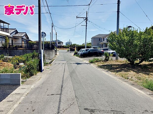 前面約5.1m幅の道路に面しており、通行や駐車の際に余裕がある広さです。運転が苦手な方でもラクラク!