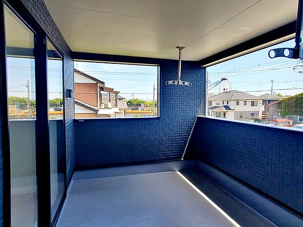 【バルコニー】 2部屋からアクセス可能なインナーバルコニー。急な雨の日の洗濯物も安心です!天気の良い日は、ご家族の洗濯物・お布団をまとめて干せます