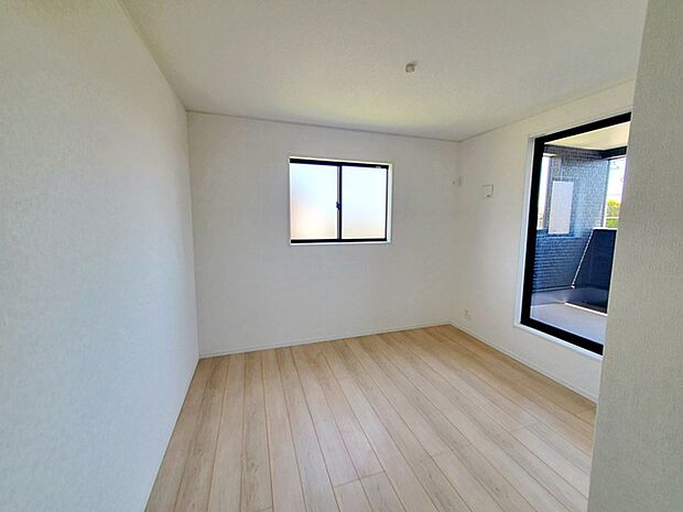 【洋室6帖】 バルコニーに続く大きな窓があり、洗濯物やお布団などをそのまま部屋に取り込むことができます。