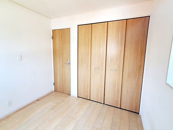 【洋室4.5帖】 お子様の一人部屋に最適な居室です。クローゼット付きで自然とお片付けできる環境に！
