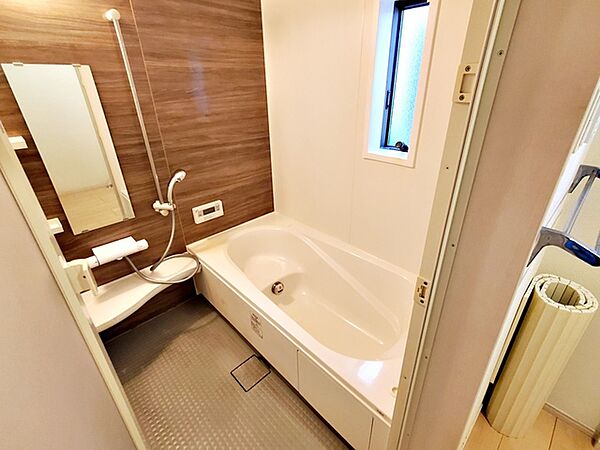 【浴室】 防水性や保温性に優れたシステムバスルーム！洗い場と脱衣所の段差が少なくバリアフリー
