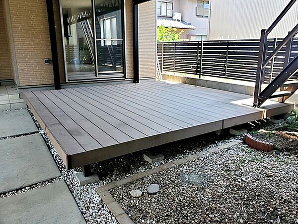 道路側からは見えないウッドデッキ。屋根があるので日差しを気にせず夏場もBBQなどできます。