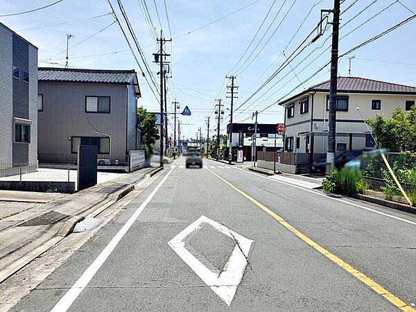 前面道路：西側約12ｍ幅。前面約12ｍ幅の道路に面しており、通行や駐車の際に余裕がある広さです。運転が苦手な方でもラクラク！