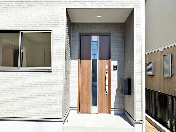 雨の日の出入りも濡れにくい玄関ポーチ 