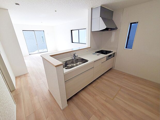 【キッチン】 小さなお子様にも目が届く、使い勝手の良い対面キッチンで楽しくお料理ができます！