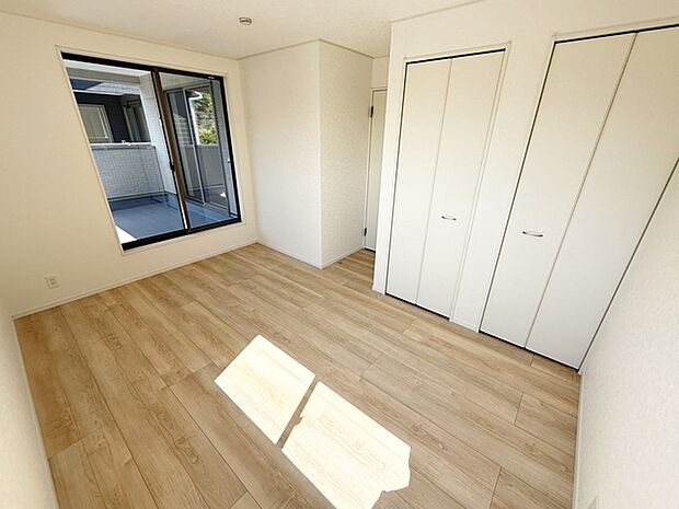 【寝室7.2帖】 主寝室です。二面採光で明るく、風通しも良好です。ご夫婦のくつろぎの場所として最適です！ 