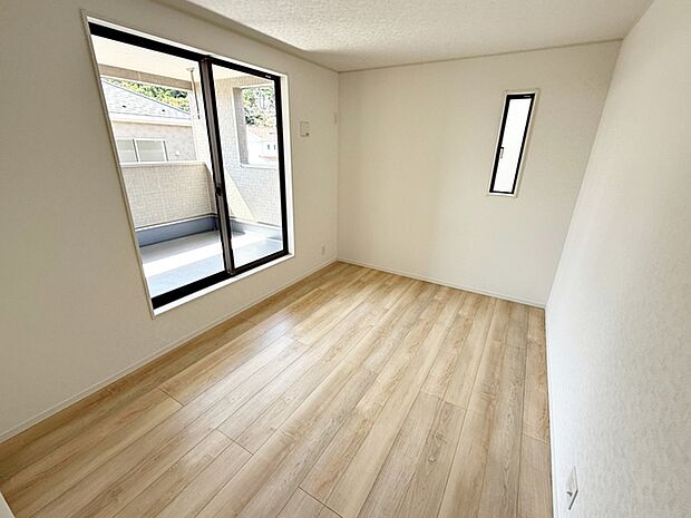 【洋室6.5帖】 お子様の一人部屋に最適な居室です。クローゼット付きで自然とお片付けできる環境に！ 