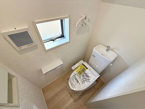 【トイレ】 多機能な温水洗浄便座付きでお掃除がしやすい、清潔なトイレです 