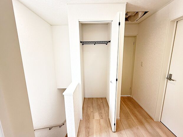 季節外の物や普段使わない物などを収納しておくのに便利な2階ホール収納  