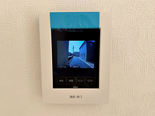 留守中の来訪者画像を自動で録画・保存できる録画機能を内蔵。防犯性に優れた安心のシステム。スッキリとしたデザインで、誰でも簡単に操作していだけます。