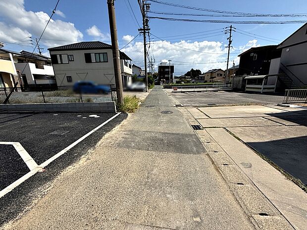 前面道路：南側約4ｍ幅、前面道路は見通しが良く、車の移動もスムーズに行えます。
