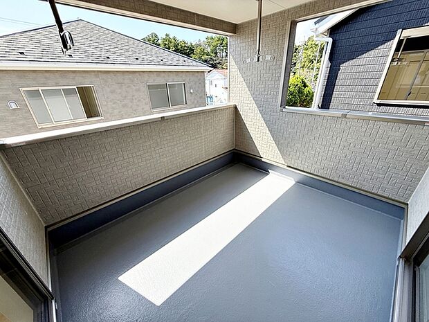 2部屋からアクセス可能なインナーバルコニー。急な雨の日の洗濯物も安心です！天気の良い日は、ご家族の洗濯物・お布団をまとめて干せます 