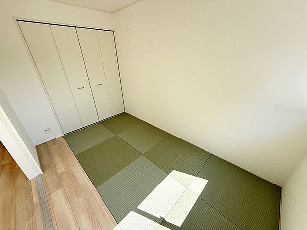 【和室5帖】 リビングと続き間の和室は落ち着きますね！ゆったりとした時間を過ごせます。 