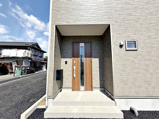 【玄関】 雨の日の出入りも濡れにくい玄関ポーチ 