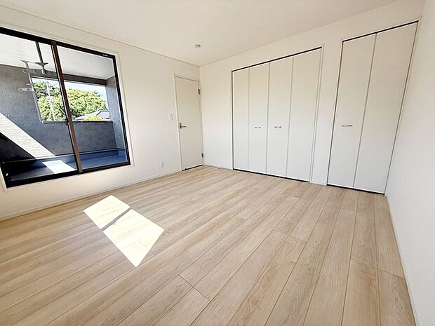 【洋室8帖】 キングサイズのベッドも置ける8帖のゆとりある主寝室。光も取り入れやすく明るい空間になっています。バルコニーにも出られます。