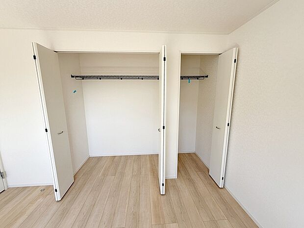 【クローゼット】 壁面クローゼットがあればタンスを置く必要がなく、出っ張りのないスッキリ空間を維持できます。  