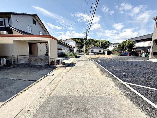 前面道路：南側約4ｍ幅。前面道路は車通り少ないのでお子様も安心して暮らせる環境です 