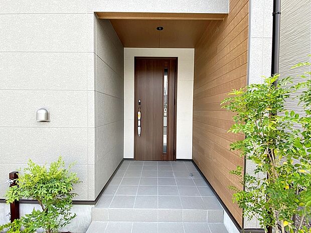 お洒落な玄関ポーチがご家族のお帰りを明るくお迎えしてくれます。 