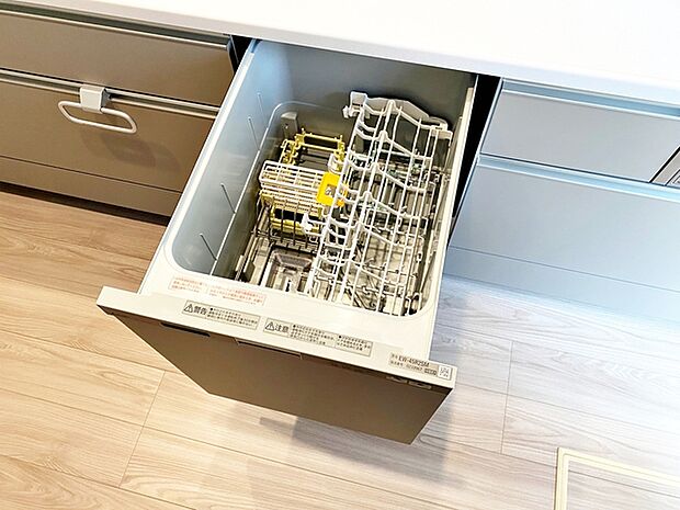 食器洗浄乾燥機は時間のかかる食器洗いを楽にしてくれる上に水道代も安くなるスグレモノ