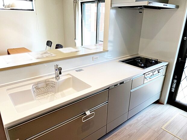 【キッチン】 お料理の用意や後片付けもスマートな対面キッチン。お料理中もリビングのご家族と会話が弾みます